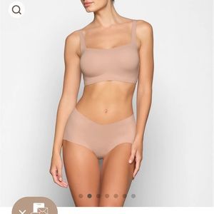 NWOT Skims Nude Naked Scoop Bra